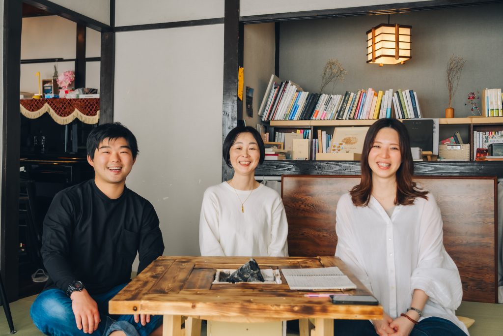 「わんだーラボラトリー」主催の和田由紀子さん（中央）と、「らんたん亭」代表の中島正行さん（左）と、取材者のしまいしほみ（右） 