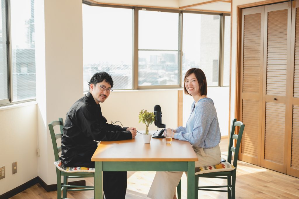 「ガチアダチメグル」7月分の寄付先となる「たべるば」代表の川野礼さん(右)