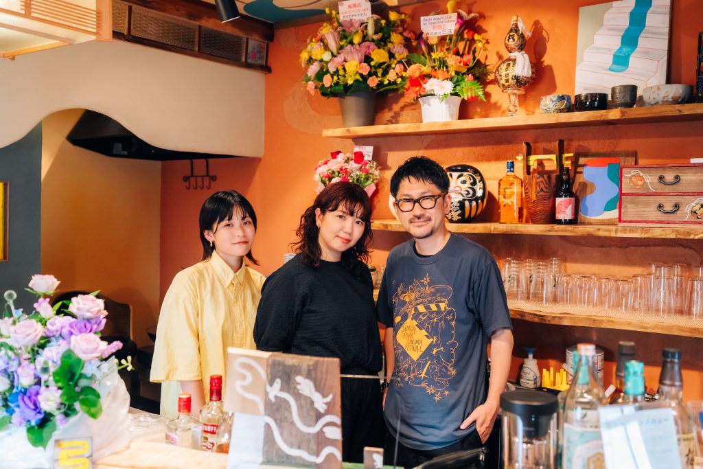 「ガチアダチナイト」が開催された「Gachi Adachi Club」のスタッフとオーナーの大島俊映（右）