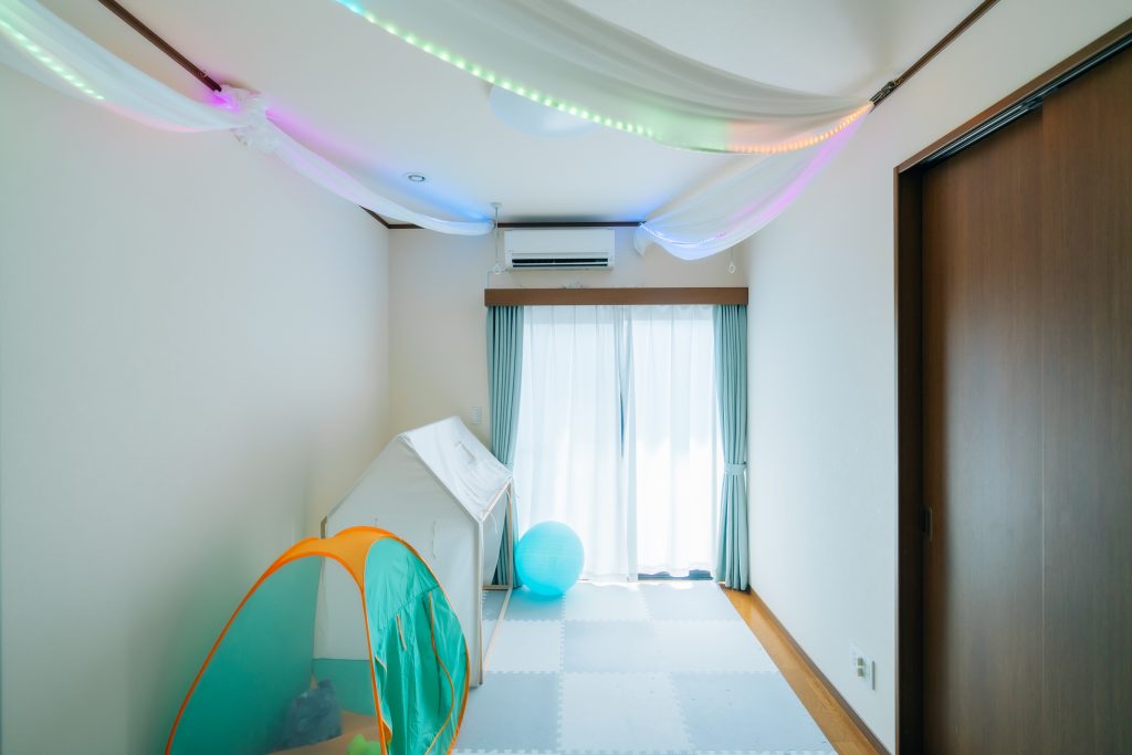 ぬいぐるみやくつろげる空間がある部屋