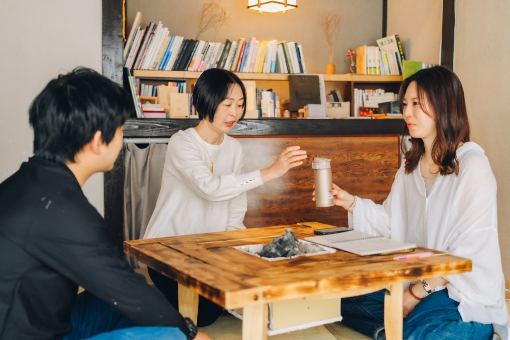 重たさを確認するしまい