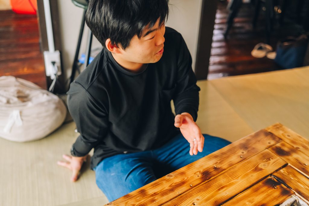 「生きるために必要な最低限のことを工夫しながら手を動かすこと」を大切にしていると話す中島さん