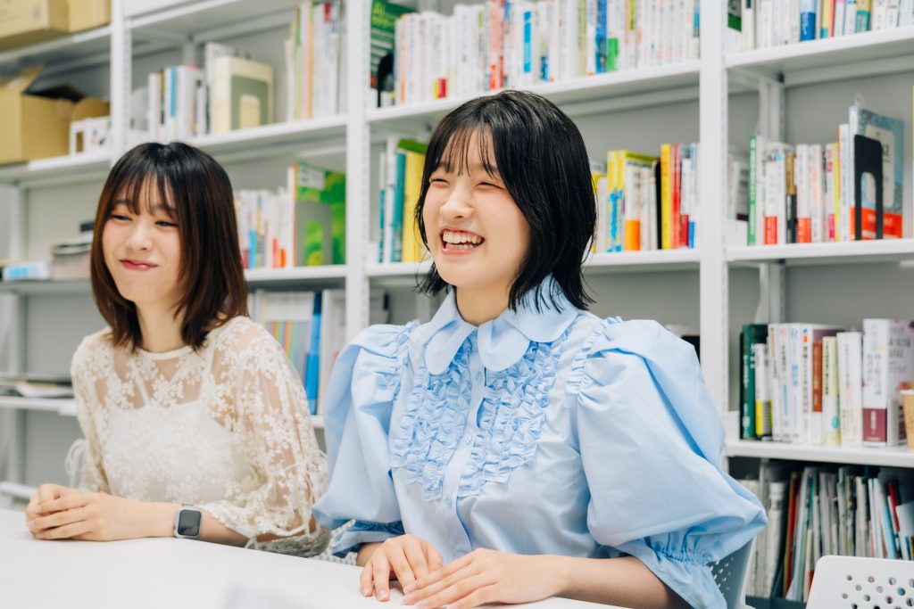 青木ゼミの吉田愛莉さん(右)