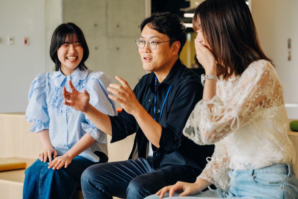 青木洋高さんの話を聞くゼミ生の2人