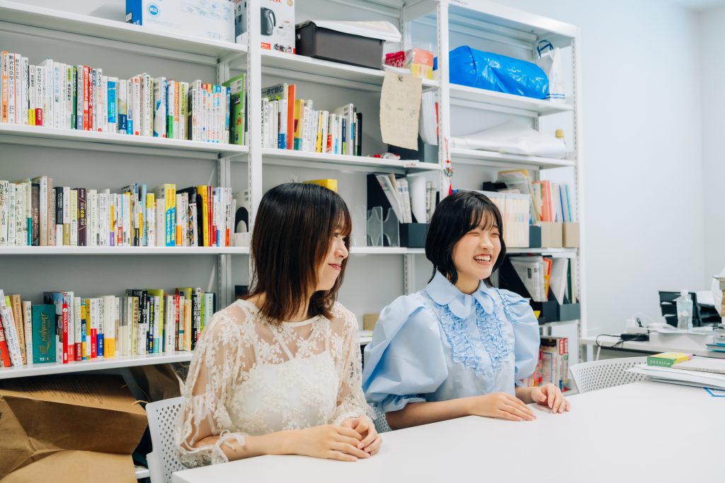 青木ゼミの亀田茉莉奈さん(左)と吉田愛莉さん(右)