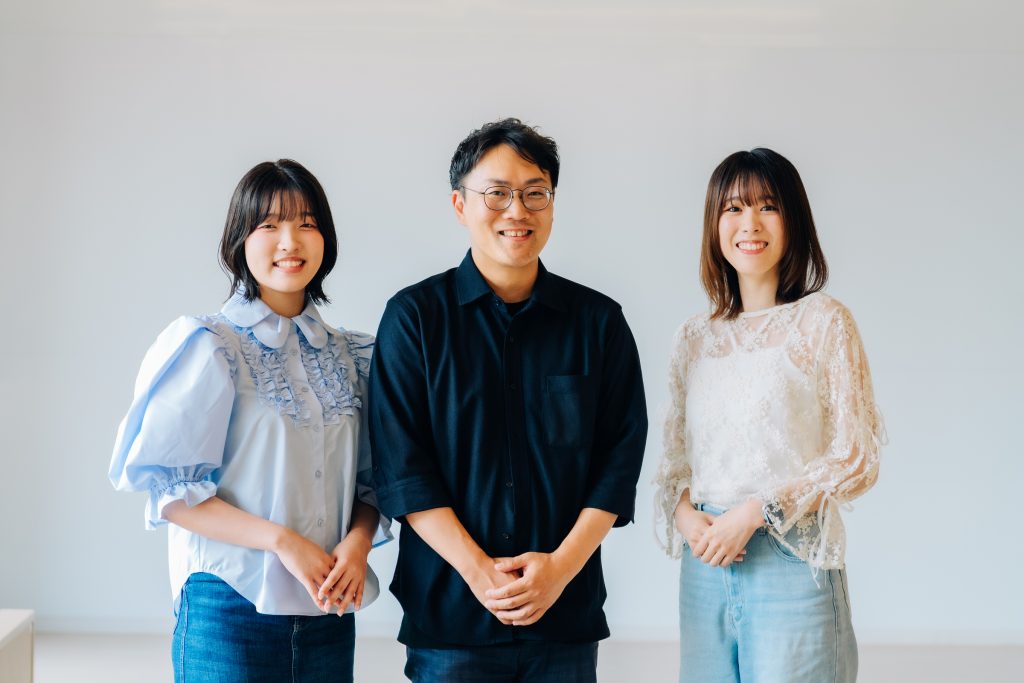 「文教大学」教員の青木洋高さん(中央)、「青木ゼミ」の亀田茉莉奈さん(右)と吉田愛莉さん(左)