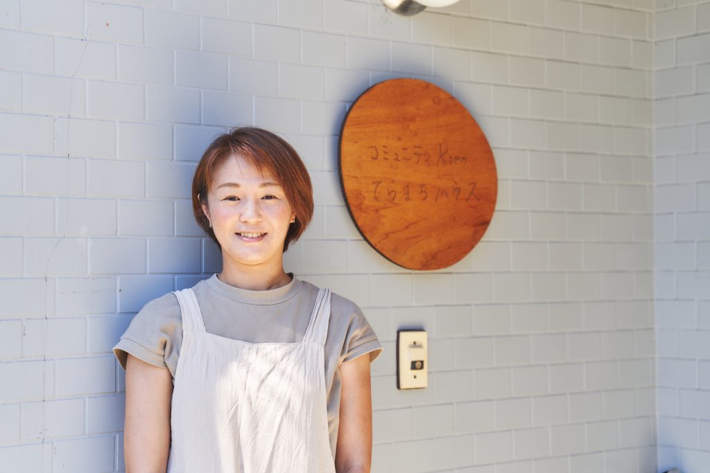 「コミュニティKoen」代表の山本亜紀子さん、撮影は「てらまちハウス」にて
