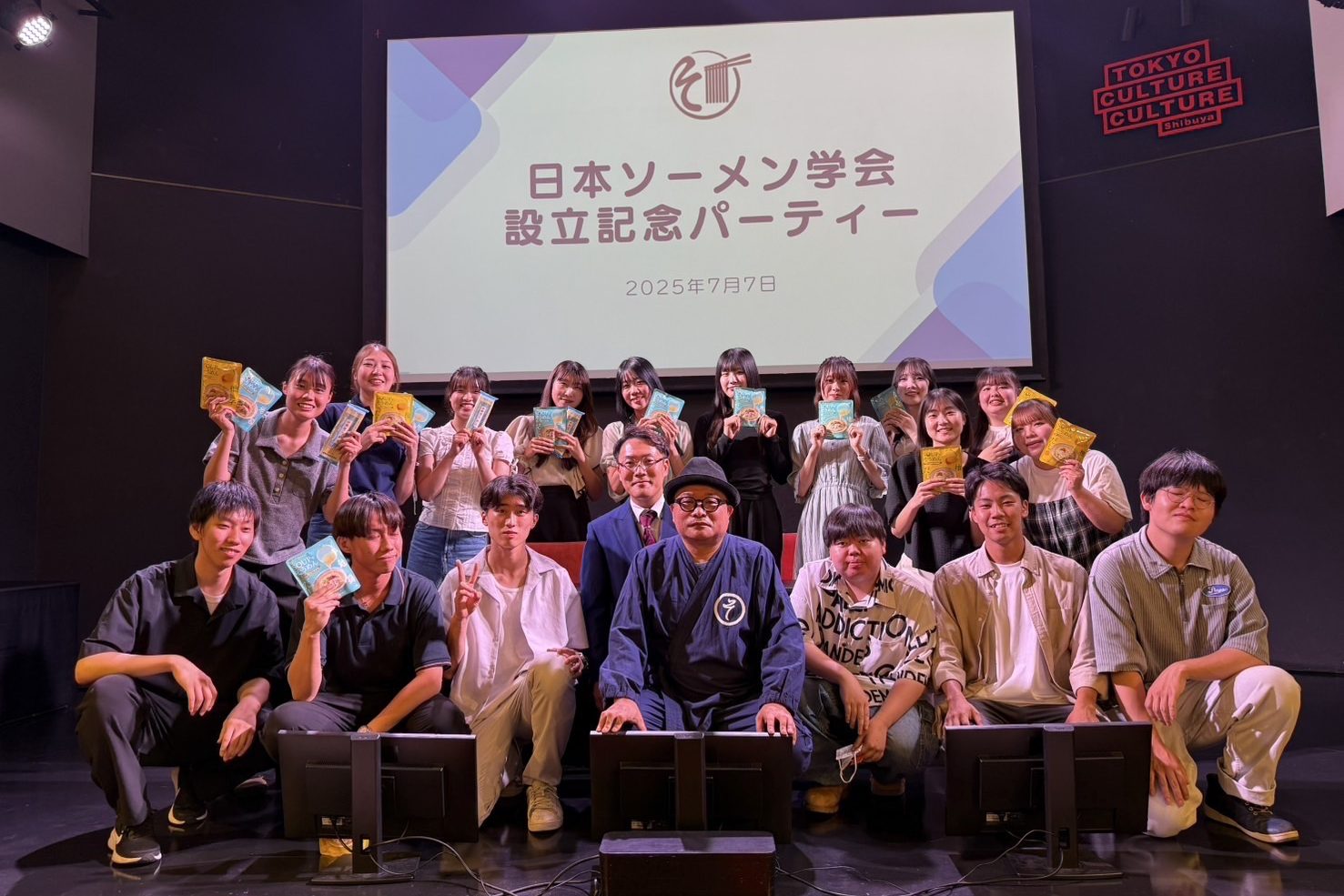 「夏の終わりのソーメン会議」を主催する日本ソーメン学会のみなさん