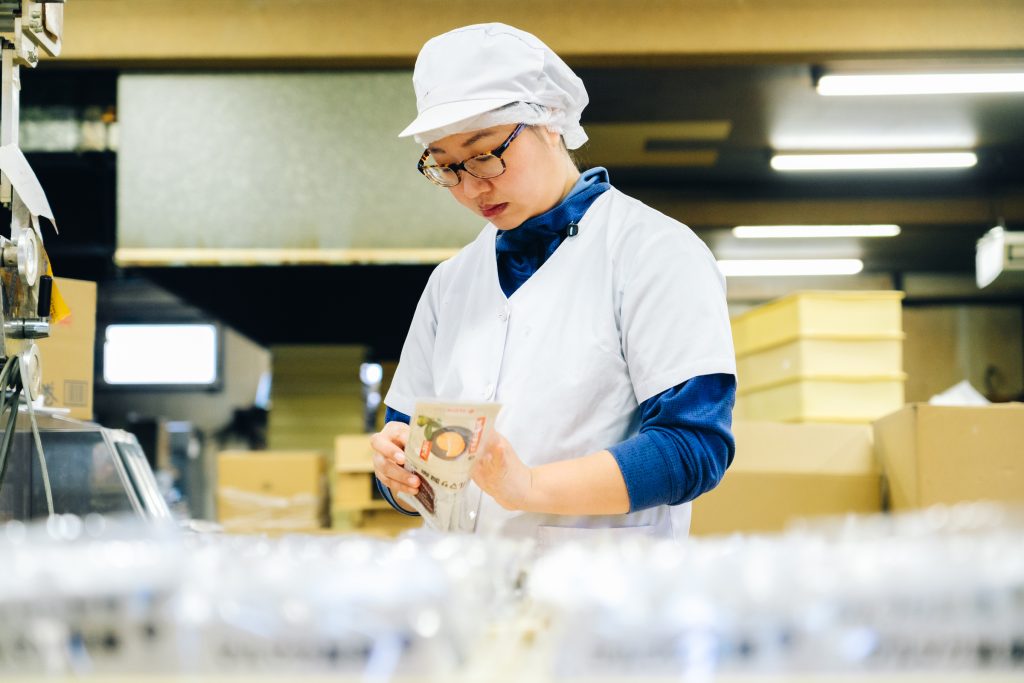 作業をする「マルマサ製菓」3代目の原さん