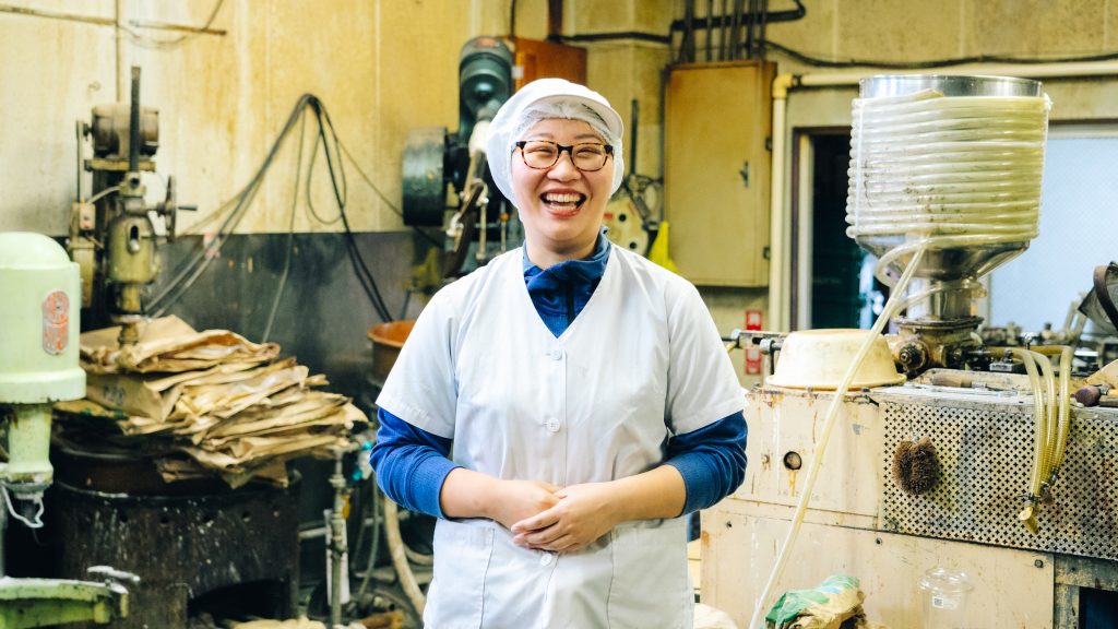 足立区扇にある菓子製造の会社「マルマサ製菓」3代目の原郁惠さん