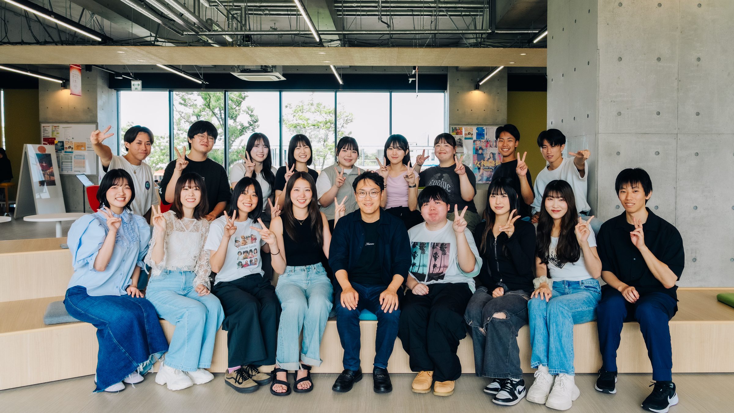 「青木ゼミ」指導教員の青木洋高さん（中央）と、学生のみなさん