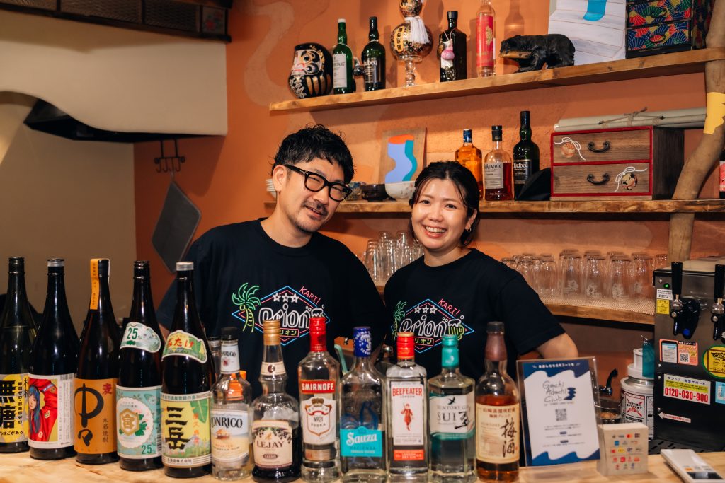「Gachi Adachi Club」オーナーの大島と金曜スタッフのMutsumi