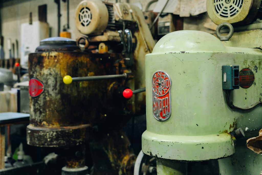 「マルマサ製菓」の工場内の製造機の一部