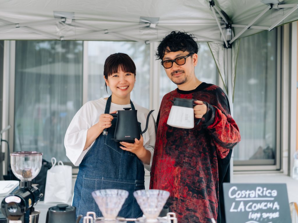 出張でフリーコーヒーを行う大島夫妻