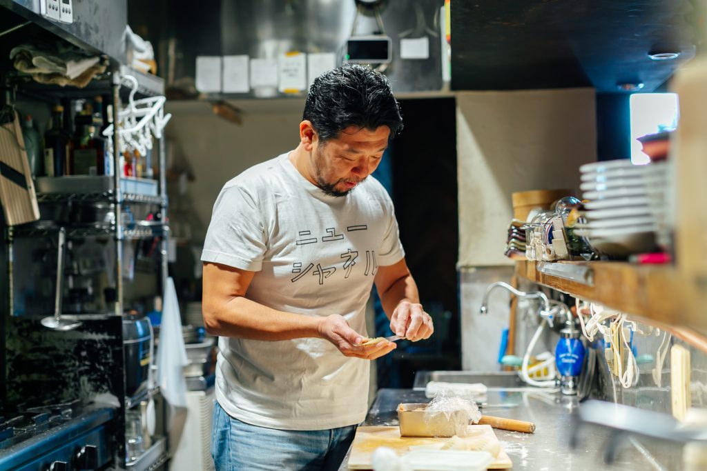 餃子を包む米本さん