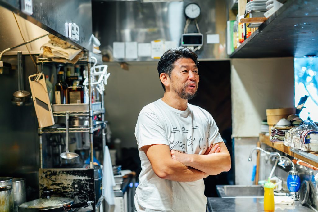 「NIHIRO」の厨房の米本さん