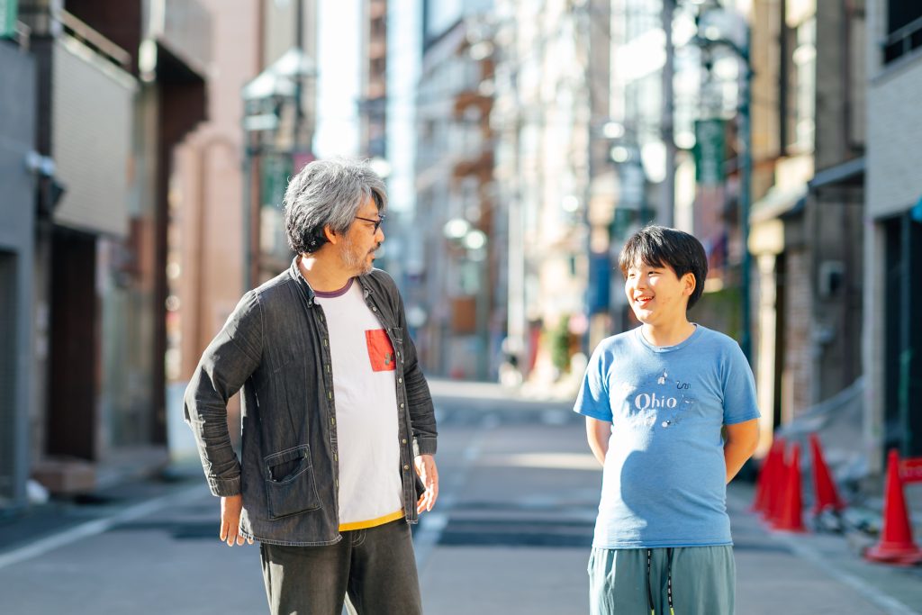 クラウドファンディングに挑戦する小学5年生のひさしくん（左）と 「よりみち自由室」 の山口まことさん（右）