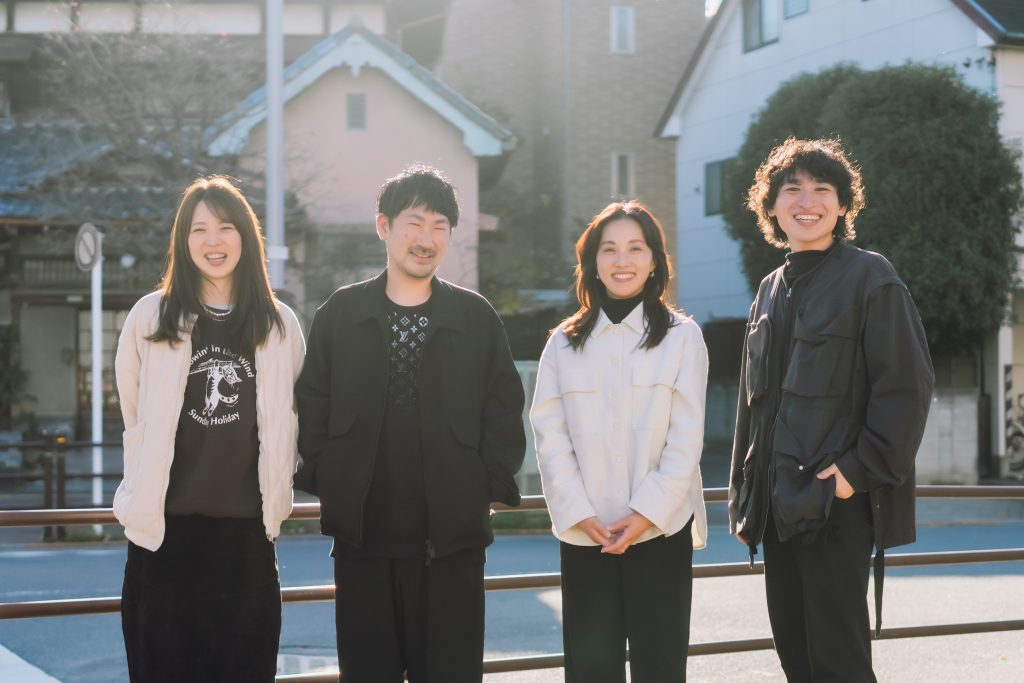 「トネリライナーノーツ」編集部。左から編集者のしまいしほみ、編集長の大島俊映、広報・PRの清水いずみ、カメラマンの山本陸