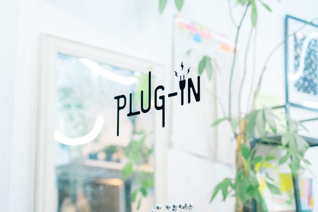 「PLUG-iN」のロゴ
