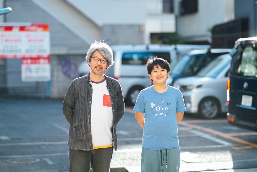 クラウドファンディングに挑戦した小学5年生のひさしくん（右）と 「よりみち自由室」 の山口まことさん（左）