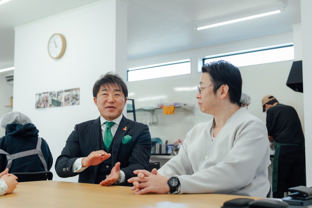 取材時の大越さんと橋本さん