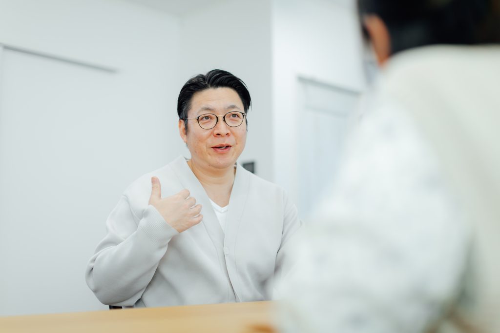 製造するチョコレートについて教えてくれた大越さん