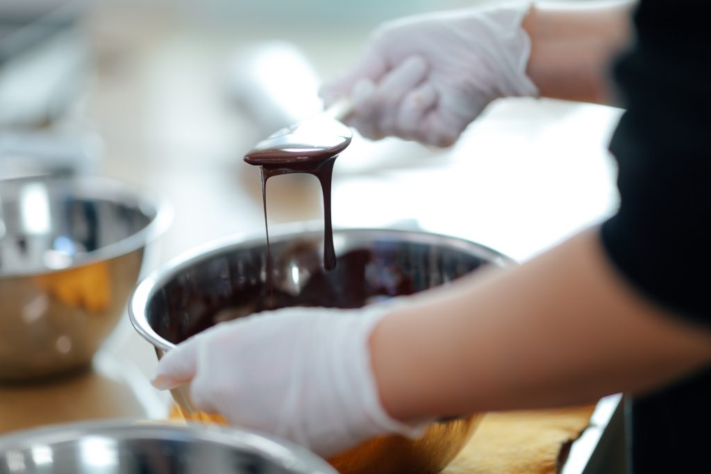 チョコレートを製造する様子