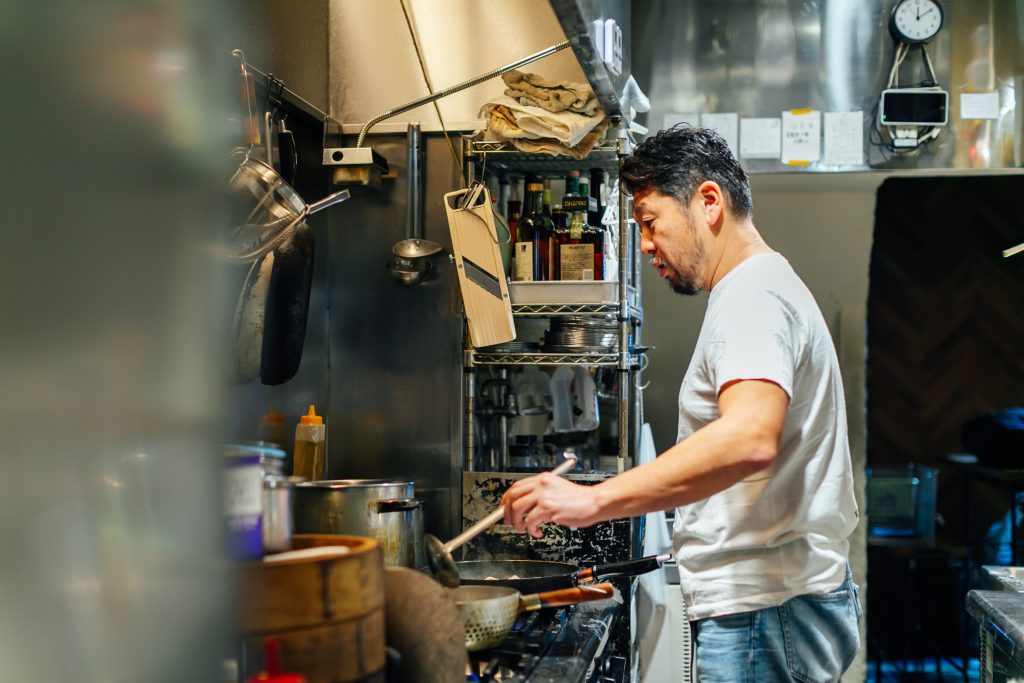 厨房に立つ米本さん