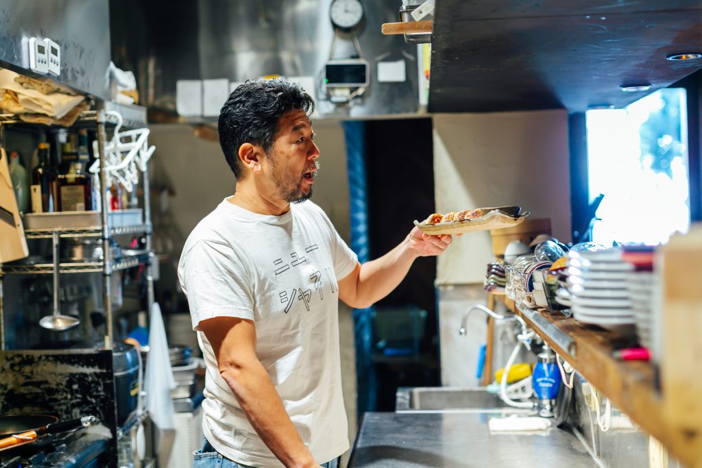 餃子を出す米本さん