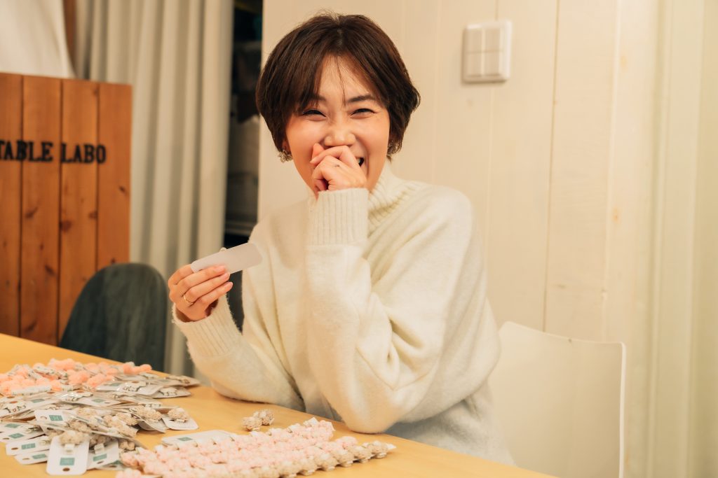 作業をする染谷さん