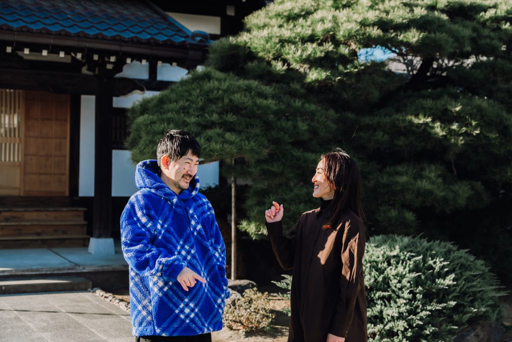 「オショウクエスト ラジオ」のMCを務めるトネリライナーノーツ編集長の大島俊映と広報の清水いずみ